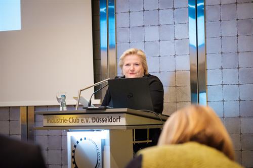 Die Präsidentin der HSD, Prof. Dr. Brigitte Grass, begrüßte die Stipendiat/innen und ihre Förderinnen und Förderer.